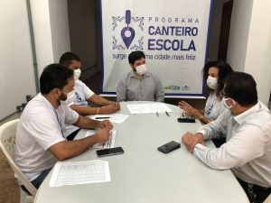 Escudo assina termo de parceria do projeto Canteiro Escola